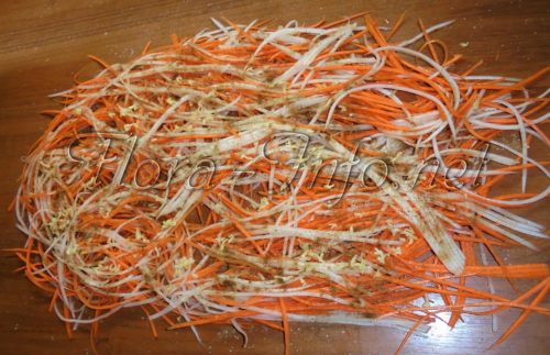 Поливаем подсолнечным маслом морковь и дайкон на салат по-корейски