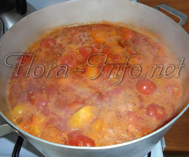 кипятим томаты 5-10 минут